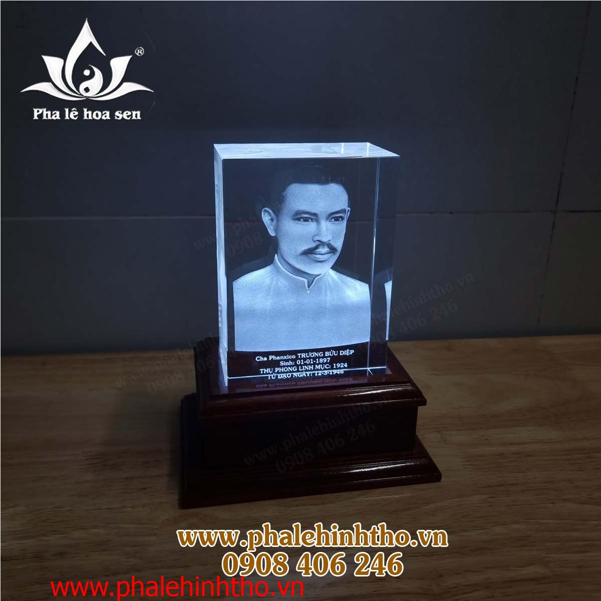 Cha Trương Bửu Diệp khắc 3D pha lê 10x15x6cm